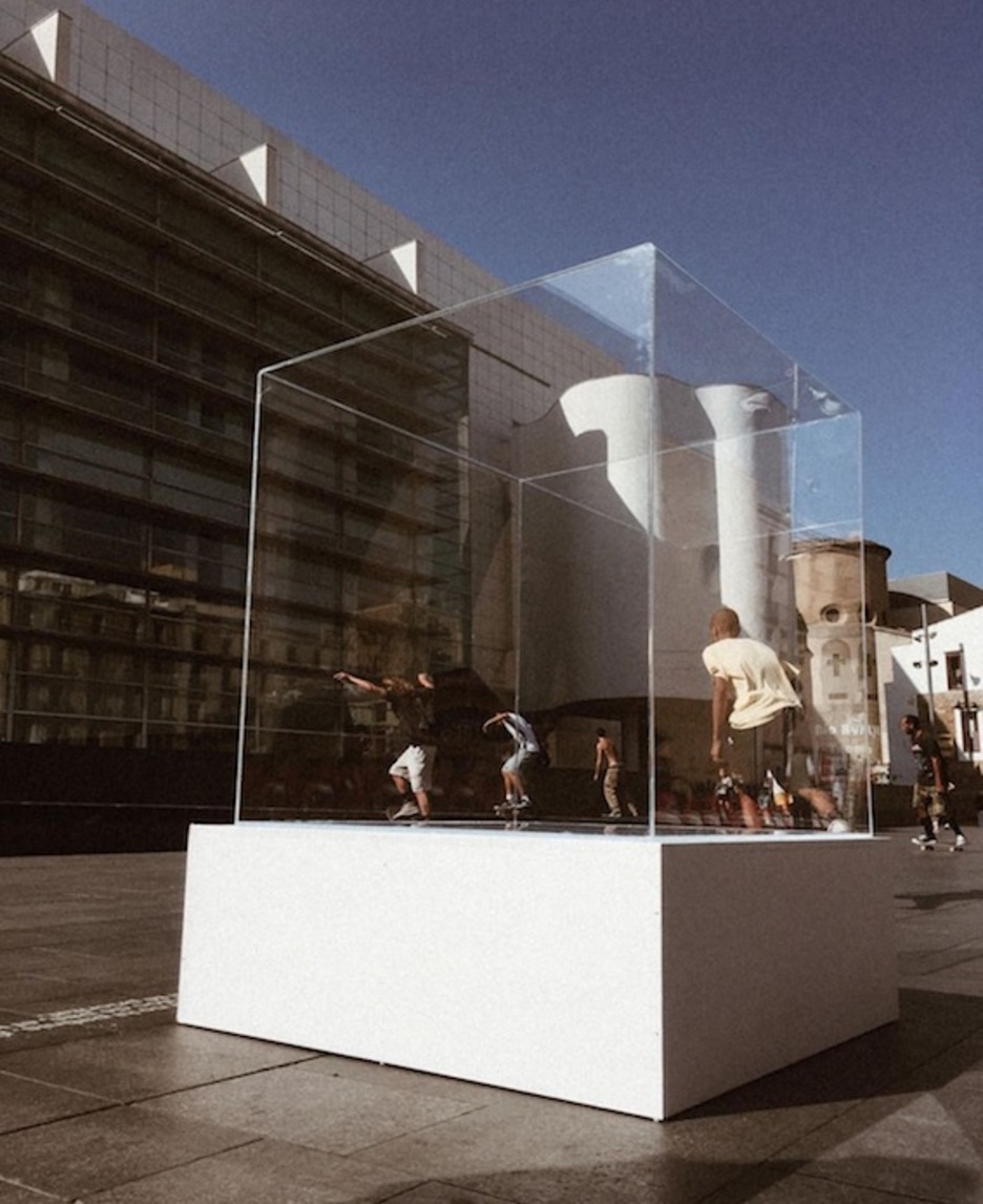 “Espazioan espazioa”, ibiltarien artean. (@balu_art)