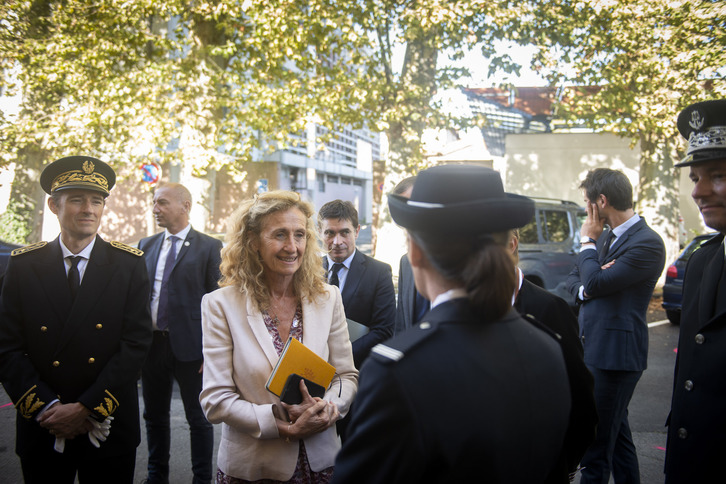 Nicole Belloubet, de visita ayer en Baiona. (Guillaume FAUVEAU)