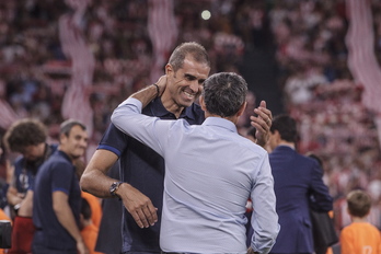 Garitano saluda a Valverde en San Mamés en el estreno de liga ante el Barcelona. (Aritz LOIOLA / FOKU)