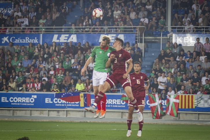 Zurutuza salta de cabeza en el encuentro entre Euskal Selekzioa y Venezuela. (Endika PORTILLO/FOKU)