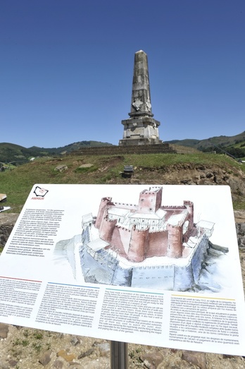  Presentación de la espada encontrada en las ruinas de Amaiur. (Idoia ZABALETA/FOKU)