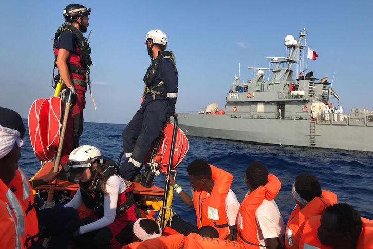 Migrantes rescatados del ‘Ocean Viking’ en una operación anterior en el Mediterráneo. (Anne CHAHON/AFP)