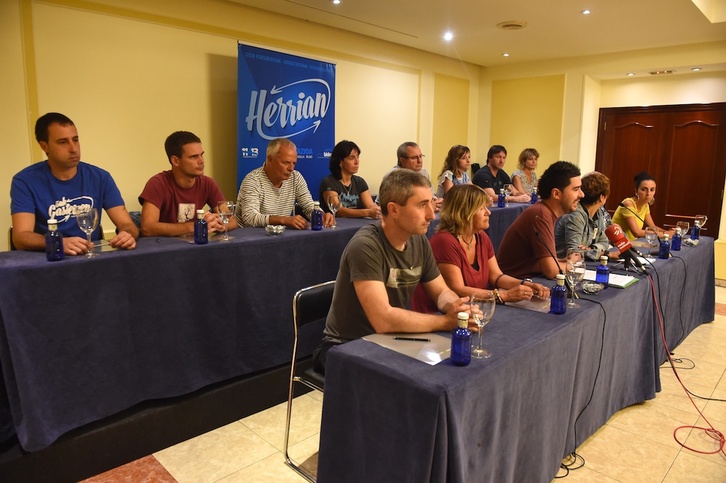 Una representación de las 47 personas procesadas ha comparecido en Bilbo. (Monika DEL VALLE | FOKU)