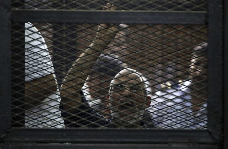 El líder de los Hermanos Musulmanes, Mohamed Badia, durante el juicio. (Khaled DESOUKI / AFP)