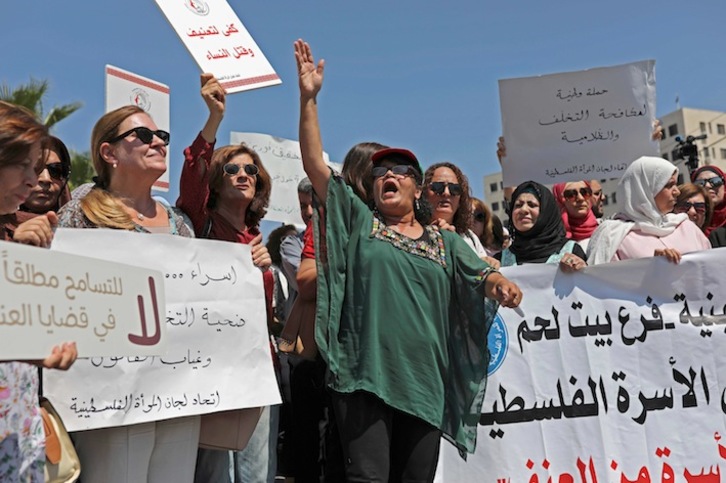 Mujeres palestinas protestan frente a la oficina del primer ministro en Ramallah. (Abbas MOMANI / AFP)