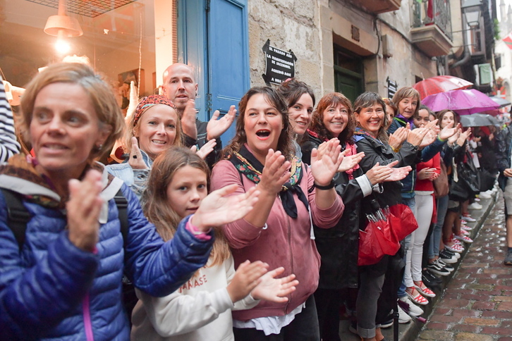 Aplausos a la compañía Jaizkibel en el Alarde de Hondarribia. (Idoia ZABALETA/FOKU)