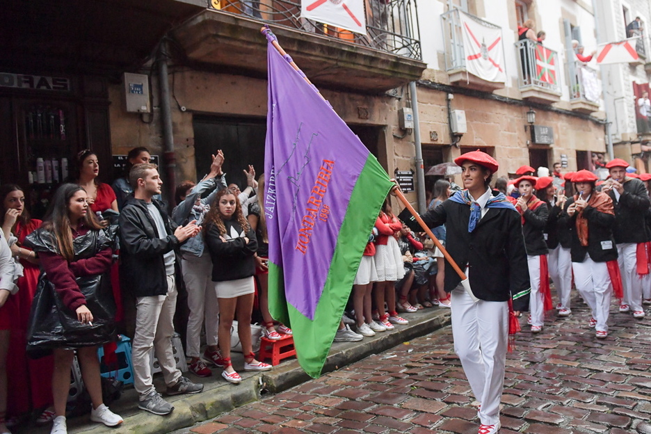 Abanderado de la compañía Jaizkibel. (Idoia ZABALETA/FOKU)