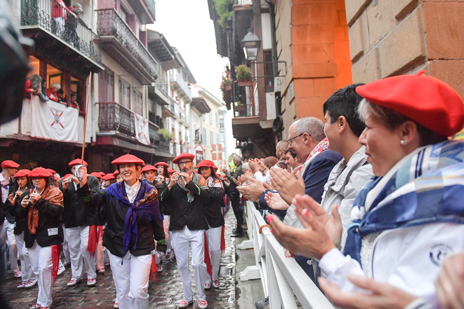 Aplausos al paso de la compañía Jaizkibel por la calle Mayor. (Idoia ZABALETA/FOKU)