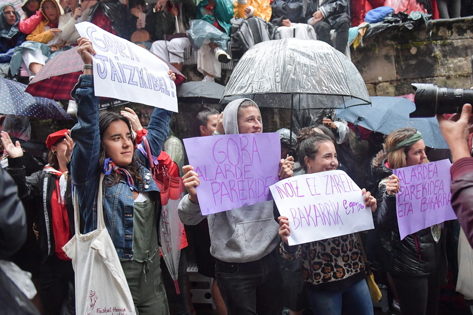Pancartas de apoyo a la lucha contra la discriminación en el Alarde. (Idoia ZABALETA/FOKU)