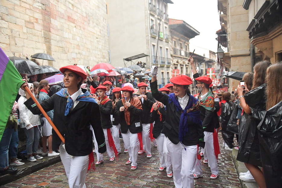 La compañía Jaizkibel, en la calle Mayor. (Idoia ZABALETA/FOKU)