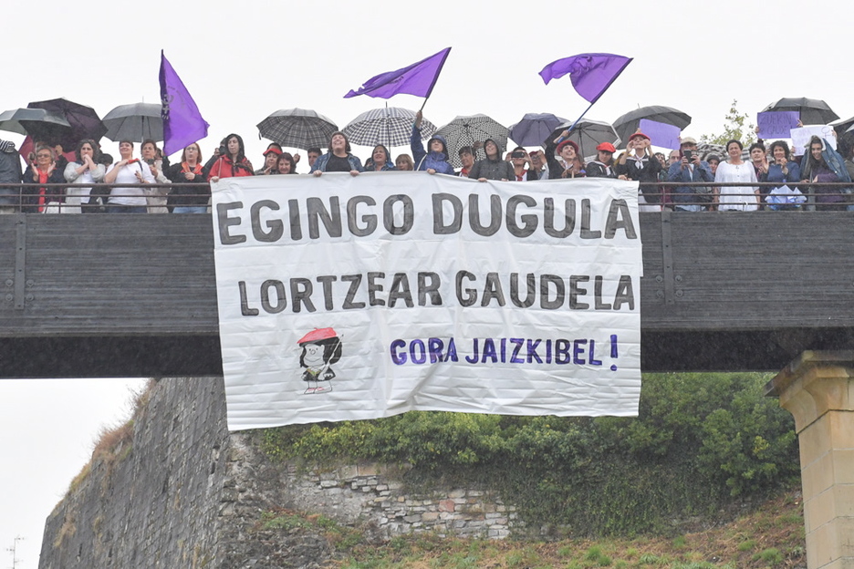 La lluvia no ha impedido que se hayan registrado muestras de apoyo a Jaizkibel. (Idoia ZABALETA/FOKU)