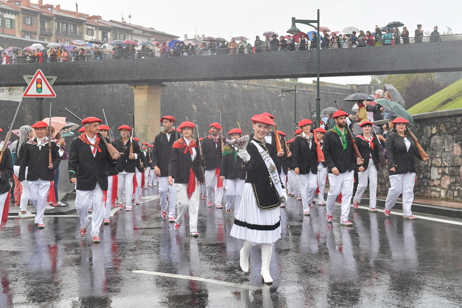 La cantinera de Jaizkibel, con otros integrantes de la compañía. (Idoia ZABALETA/FOKU)