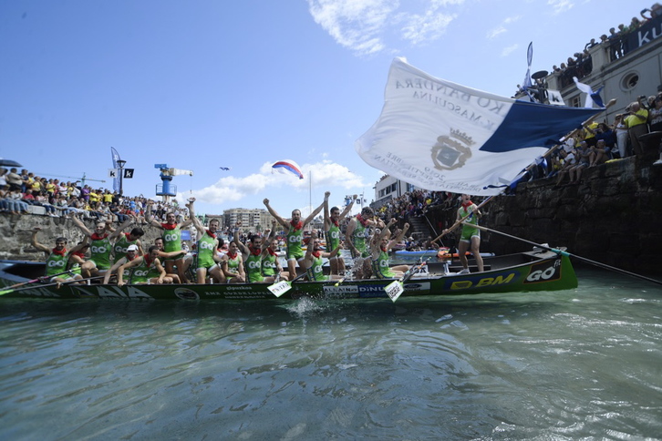 Celebración de los hondarribitarras tras recibir la bandera. (Gorka RUBIO/FOKU)