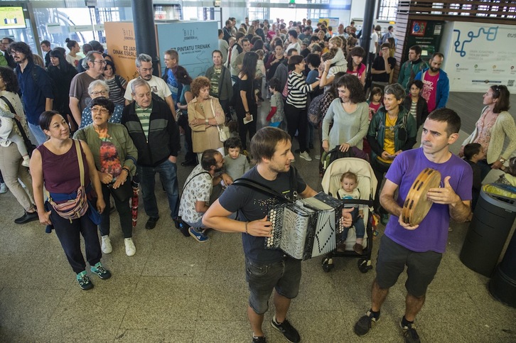 Participantes en el viaje vecinal en el hall de la estación. (Monika DEL VALLE | FOKU)