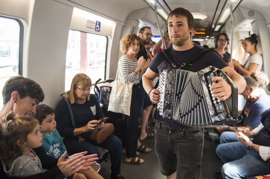 Los trikitilaris han amenizado el viaje. (Monika DEL VALLE | FOKU)