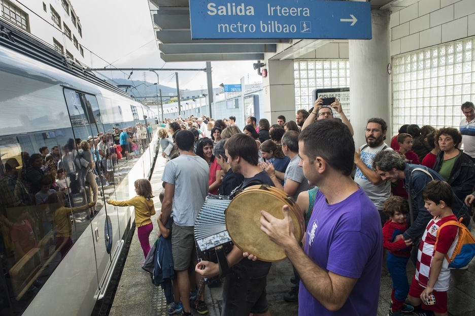 En la estación de Bolueta, a punto de coger el tren de retorno. (Monika DEL VALLE | FOKU)