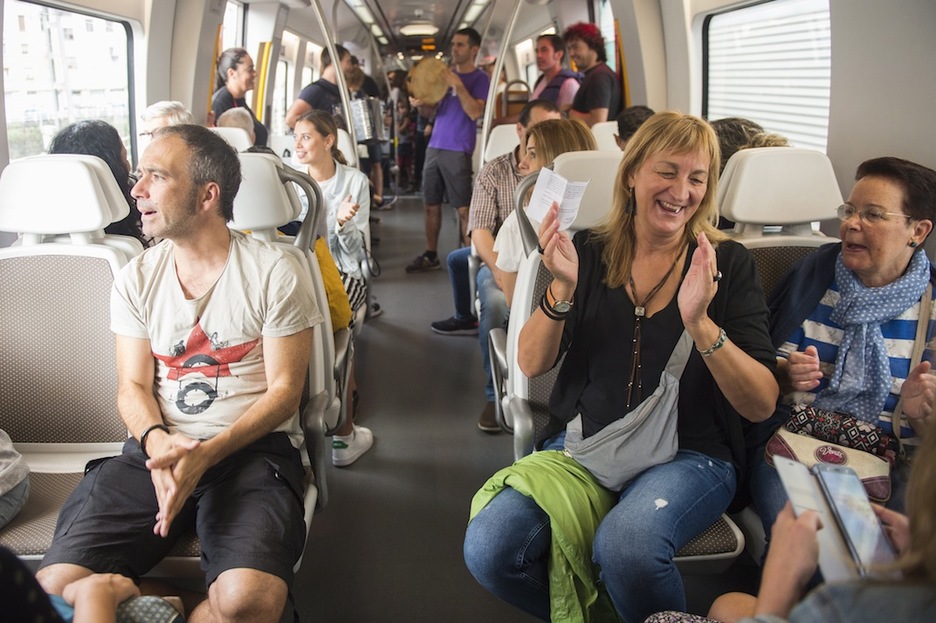 El ambiente festivo ha marcado el viaje reivindicativo. (Monika DEL VALLE | FOKU)