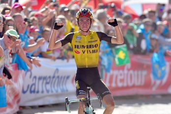 Sepp Kuss tuvo la frescura suficiente para saludar a los espectadores antes de levantar los brazos. (Ander GILLENEA/AFP) 