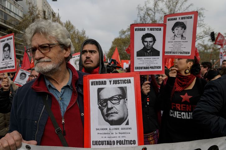 Manifestariek diktaduraren biktimen argazkiak eraman dituzte, Allenderena, besteran artean     (Martin BERNETTI I AFP)