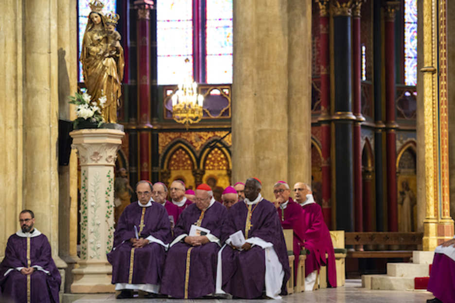 La cérémonie, présidée par le cardinal Mamberti, préfet du Tribunal suprême de la Signature apostolique, a été célébrée par l’évêque de Bayonne Monseigneur Marc Aillet. © Guillaume FAUVEAU.