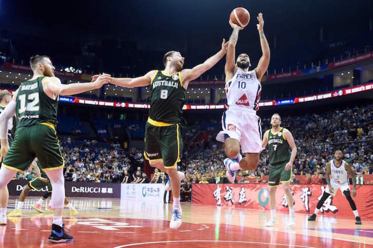 El francés Fournier se eleva ante el australiano Dellavedova. (Wang ZHAO/AFP)