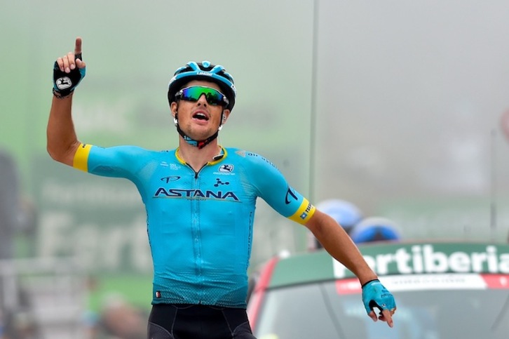 Jakob Fuglsang celebra su victoria en el alto de La Cubilla.(Ander GILLENEA/AFP) 