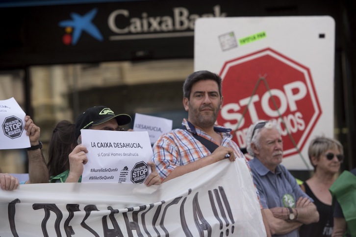 Protesta de la Plataforma Anti-Hipotecas ante una sede de Caixabank en Iruñea. (Iñigo URIZ | FOKU)