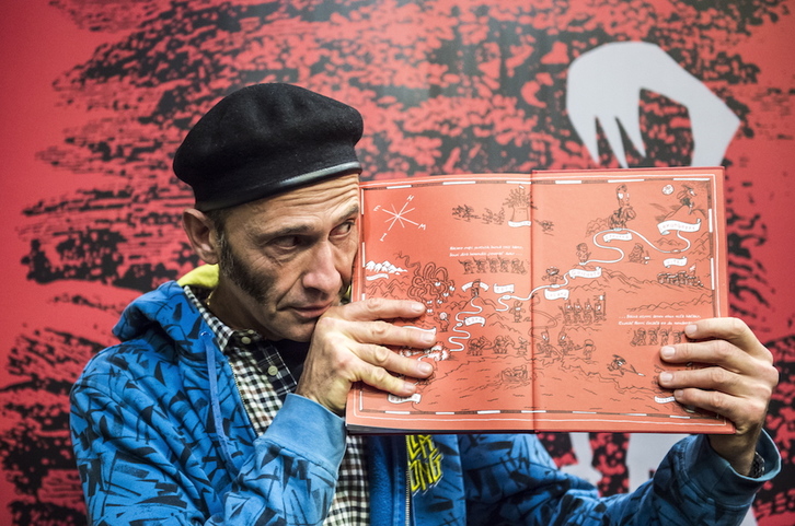 Asisko Urmeneta, ‘AztiHitza’ lana aurkeztu zuenean, iaz. (Marisol RAMIREZ/FOKU)