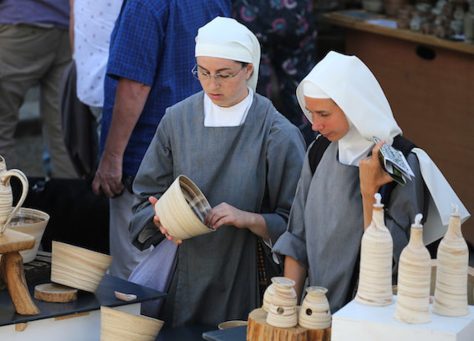 Parmi la foule, des gens de tous les horizons, collectionneurs, amateurs d'art et curieux se croisent dans les rues de La Bastide-Clairence. © Bob EDME. 