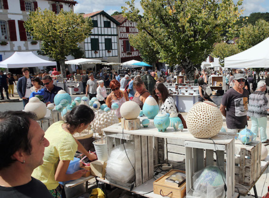 Le marché Céramique Pays Basque attire toujours un public nombreux. © Bob EDME. 