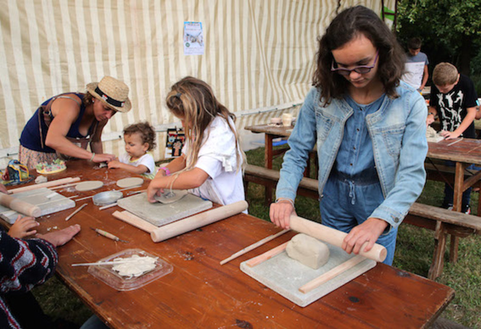 Lors d'ateliers organisé par des artisans, les plus jeunes ont pu s'exercer à la poterie et à l'art de la céramique. © Bob EDME. 