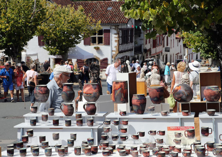 Tasses, vases, cruches et pot de fleur sont autant de possibilité d'objets de création pour un potier professionnel. © Bob EDME.  