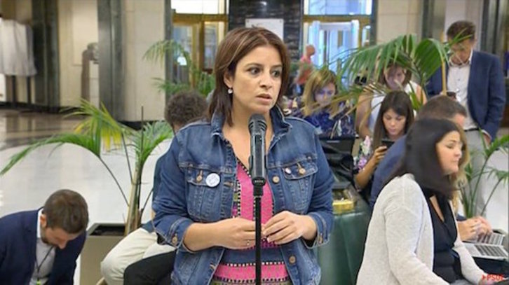 La portavoz del PSOE en el Congreso, Adriana Lastra, tras la reunión. (NAIZ)