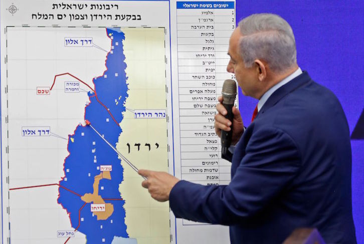 El primer ministro israelí, Benjamin Netanyahu, muestra en un mapa sus planes de anexión en Palestina. (Menahem KAHANA /AFP)