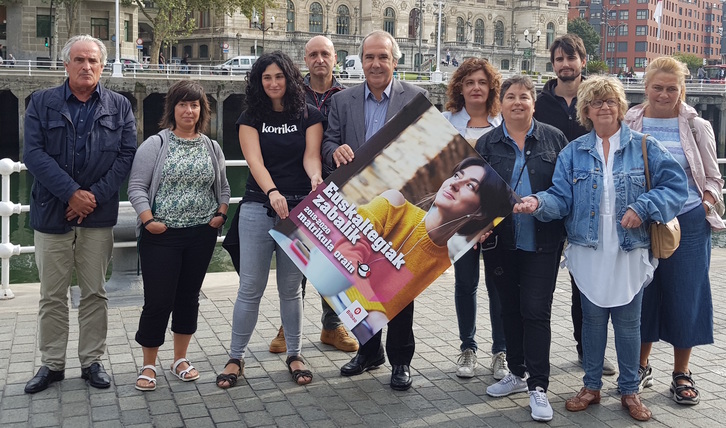 Representantes municipales y de los euskaltegi en la presentación de la campaña. 