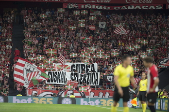 Reivindicación de la oficialidad de las selecciones vascas en ICHH en el derbi. (Monika DEL VALLE / FOKU)