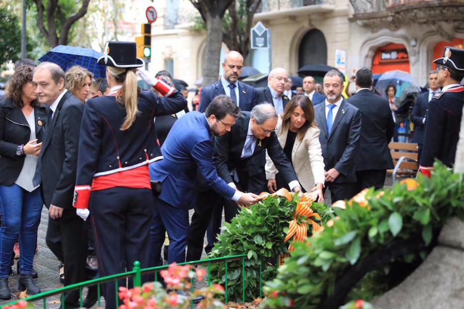 Torra y los consellers depositan flores en el monumento a Rafael Casanova. (@Govern)