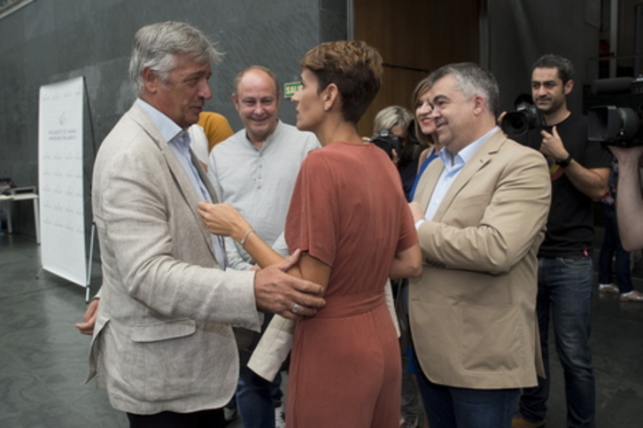 Koldo Martínez saluda a María Chivite tras su investidura. (Iñigo URIZ/FOKU)