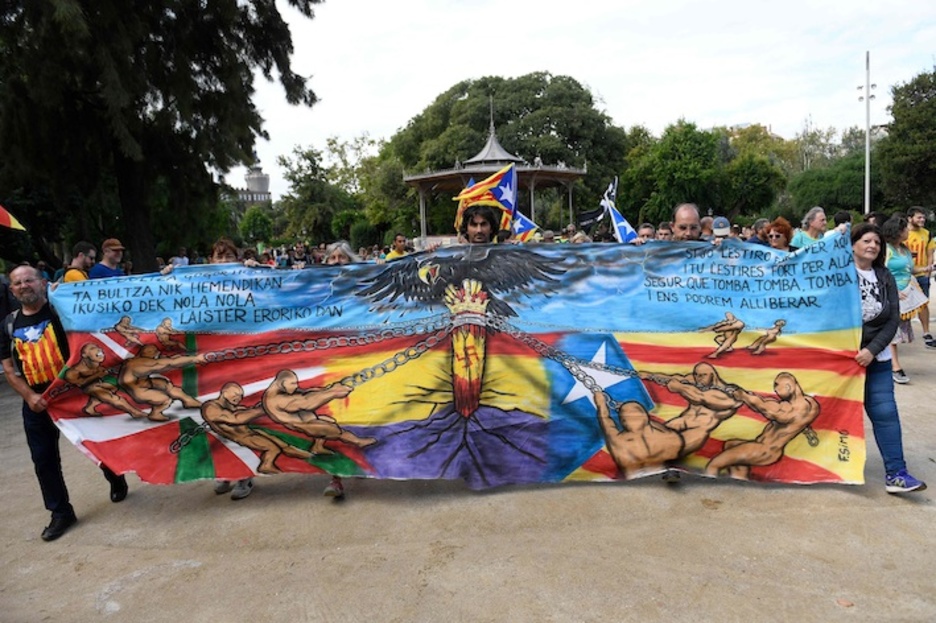 La estelada y la ikurriña, muy presentes en la Diada. (Josep LAGO/AFP)