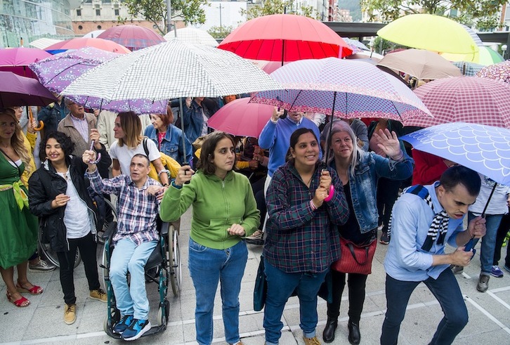 Miembros y voluntarios de Gorabide, tras la presentación. (Luis JAUREGIALTZO | FOKU)