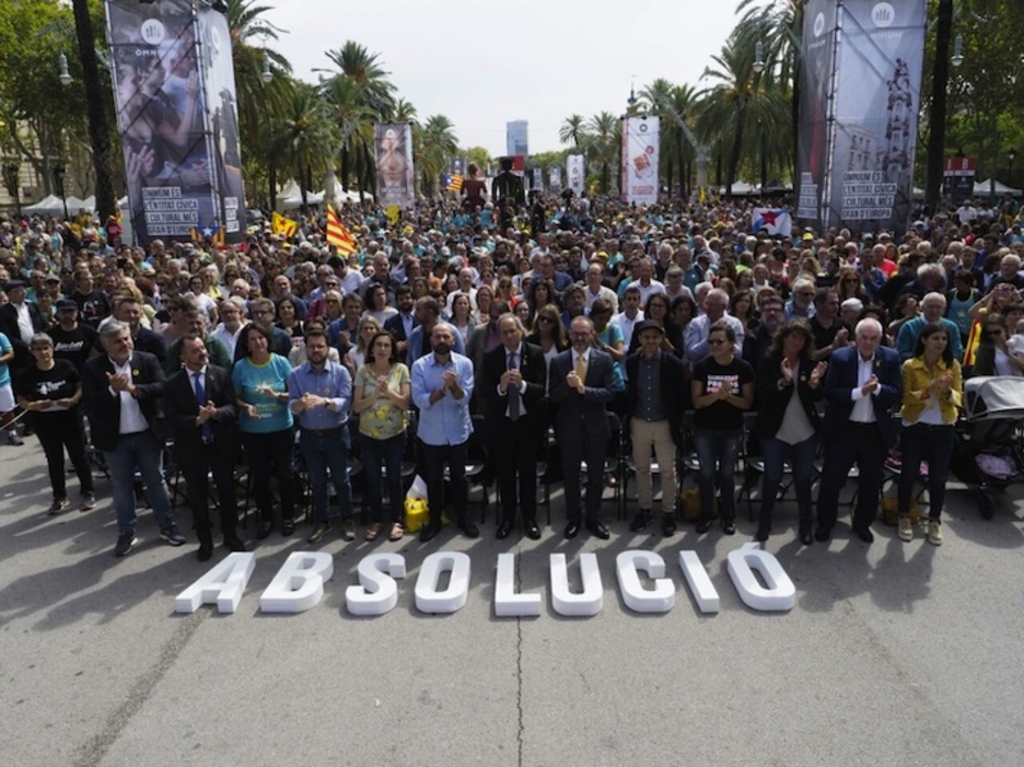 Òmnium y representates tranversales de la sociedad civil exigen la absolución de los presos políticos catalanes. (@omnium)