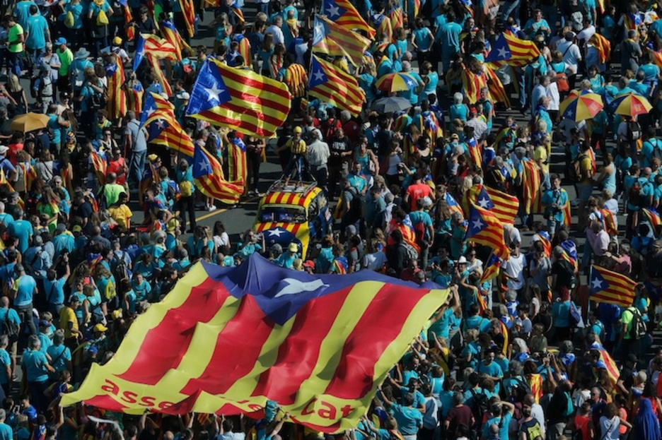 Gran estelada en medio de la manifestación con motivo de la Diada. (Pau BARRENA/AFP)