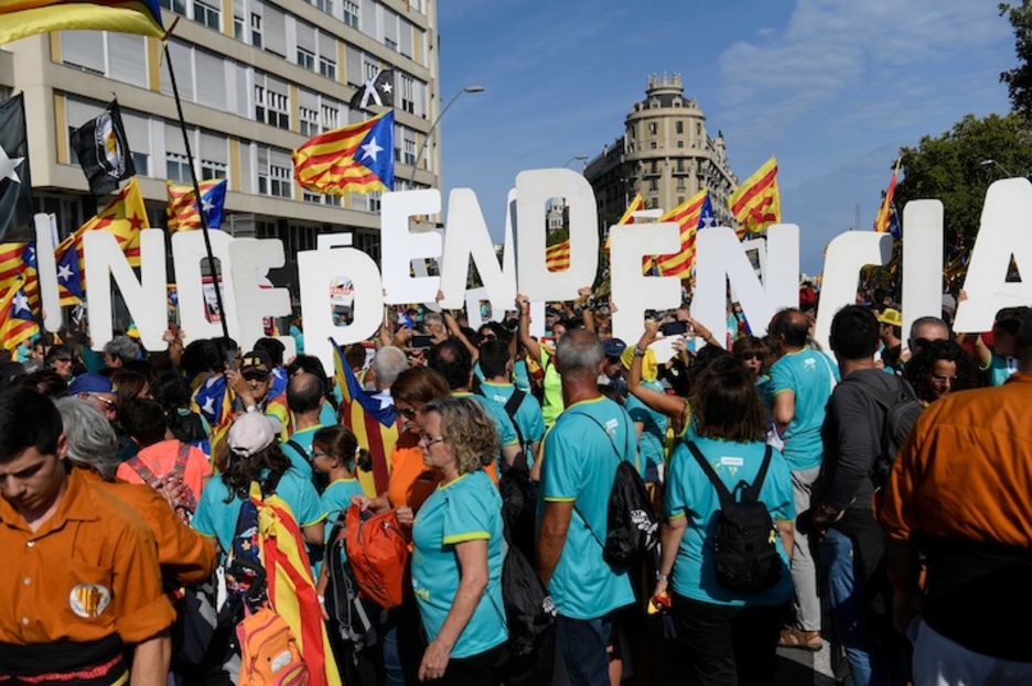 Manifestantes sostienen una pancarta que reza «Independencia». (Josep LAGO/AFP)