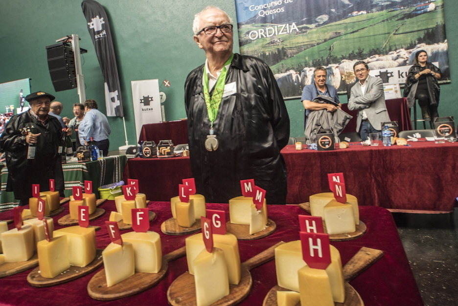 Juan Mari Arzak, junto a los quesos finalistas. (Gorka RUBIO / FOKU)