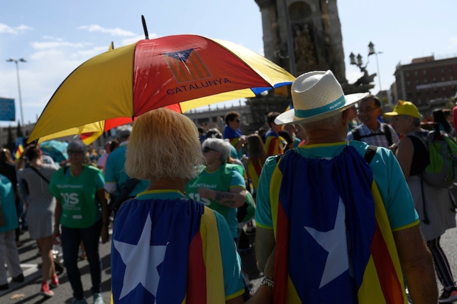 Paraguas independentista para combatir la lluvia y el sol en la Diada. (Josep LAGO/AFP)