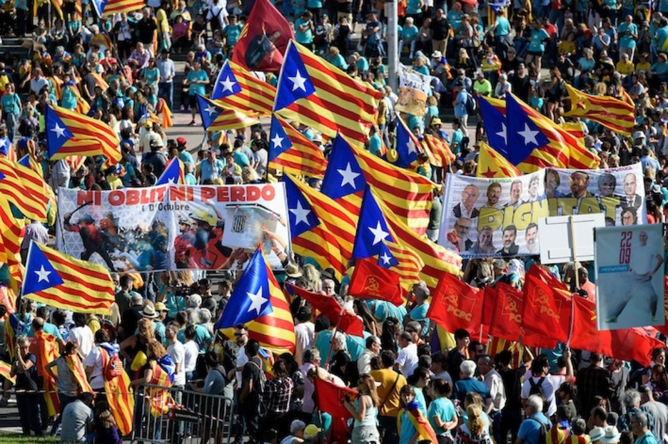 Recuerdo a los presos políticos y al referéndum del 1 de octubre de 2017 en la Diada. (Josep LAGO/AFP)