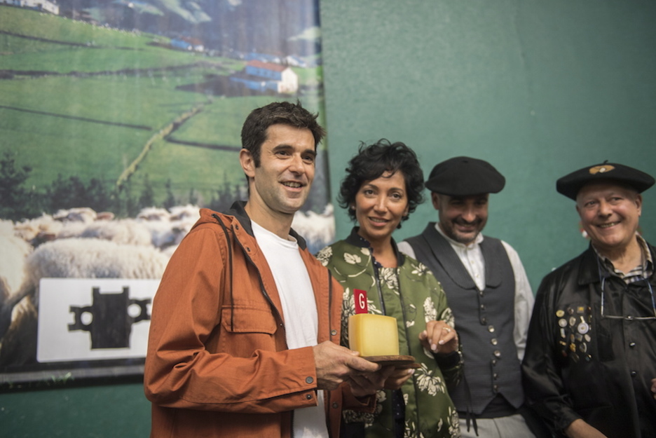 Pablo Soto y Paula Saldanha, del restaurante Beti Jai Berria, se han impuesto en la puja por el queso ganador. (Gorka RUBIO / FOKU)