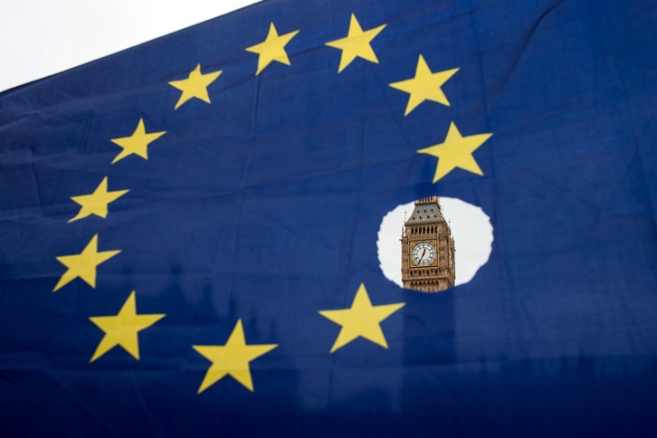 El Big Ben, visto a través de una bandera de la UE rota. (Oli SCARFF/AFP)