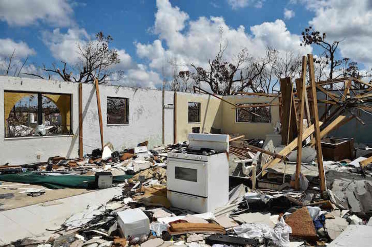 Una vivienda devastada por el huracán en Feeport. (Leila MACOR/AFP)