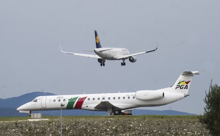 Aeronaves en las pistas de Loiu. (Luis JAUREGIALTZO | FOKU)